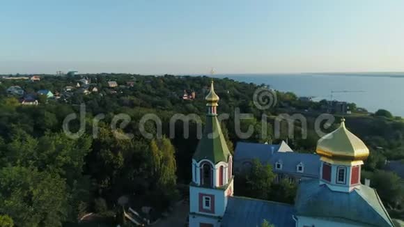 小镇教堂周围的鸟瞰图视频的预览图