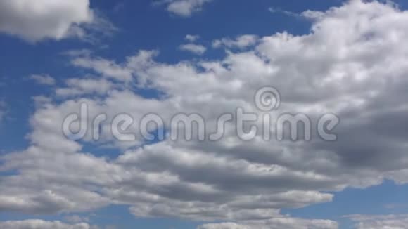 晴天大气中的积云和分层云美丽的云彩在天空中移动永恒视频的预览图