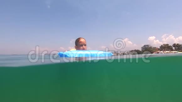 可爱的女孩在海上的气垫上家庭度假概念视频的预览图