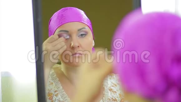 一个已婚的犹太女人用镜子里的眼影化妆视频的预览图