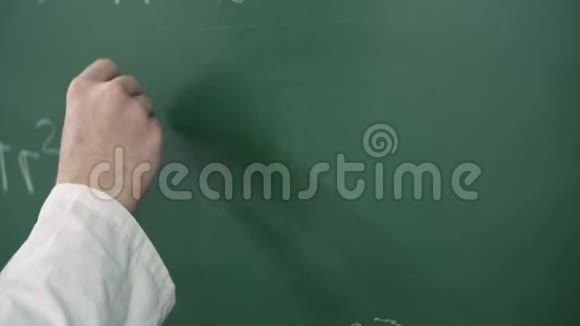 手持粉笔在黑板上写一个数学公式或方程视频的预览图