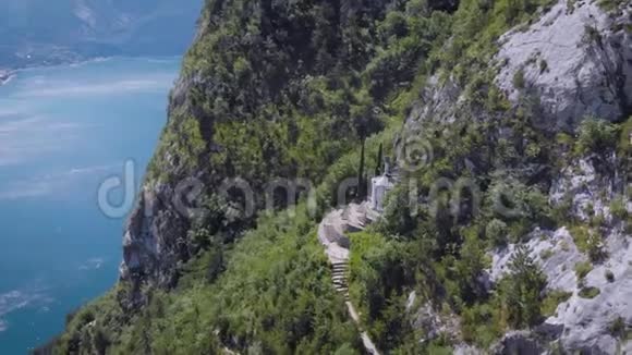 空中观景美丽的岩石山一座小教堂就在悬崖上圣巴巴拉不远处的教堂视频的预览图