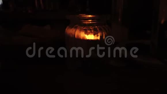在咖啡馆的桌面上用玻璃夹着蜡烛视频的预览图