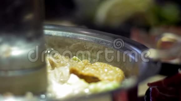 北京传统火锅加汤的慢动作中国著名的食物视频的预览图