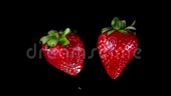 美味的草莓相互碰撞视频的预览图