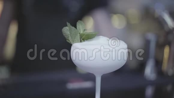 漂亮的白色玻璃杯和鸡尾酒特写镜头视频的预览图