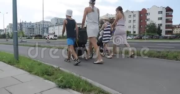 一群人正沿着城市的道路行走视频的预览图