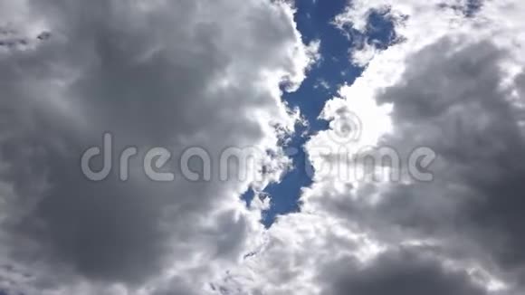 时光流逝云对太阳和蓝天惊人的戏剧性云景视频的预览图