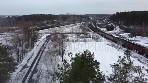 火车轨道冬季时间航空视频的预览图