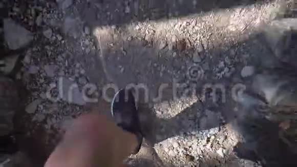 从上面看一个穿短裤和运动鞋的人在徒步旅行小路上满是石头和树根视频的预览图
