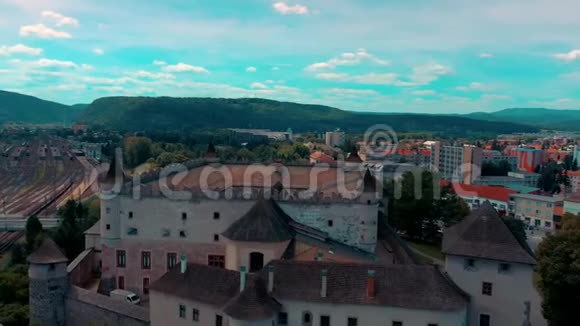 鸟瞰斯洛伐克城镇茨沃伦城堡被群山环绕视频的预览图
