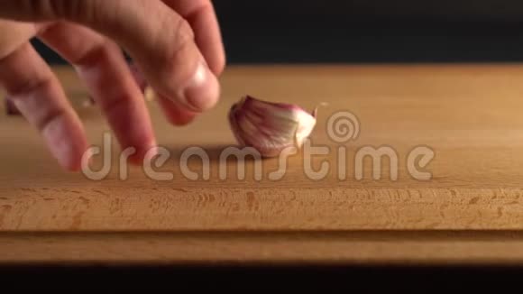 厨师用刀子在木头表面切蒜视频的预览图