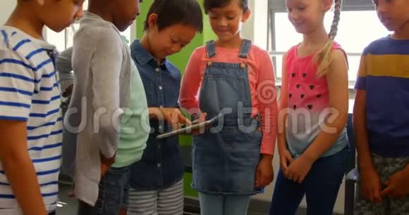 4k学校教室里使用数字平板电脑的多民族群体视频的预览图