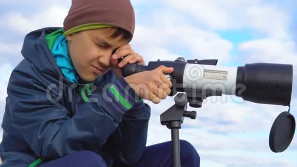 一个少年透过望远镜看视频的预览图