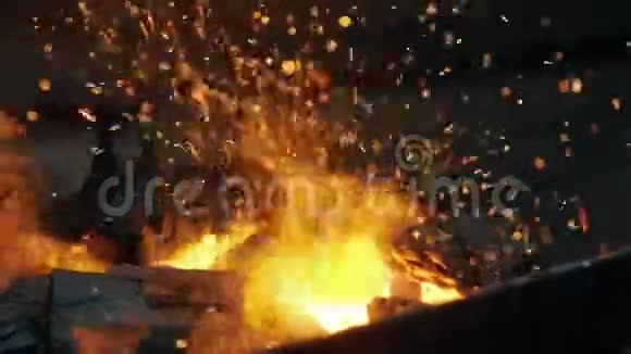 明亮的篝火火花在黑色背景下快速移动来自明亮燃烧的烧烤慢动作特写镜头视频的预览图