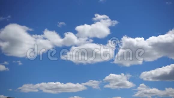 积云快速划过蓝天时光流逝天气晴朗时大气中的白色蓬松云视频的预览图