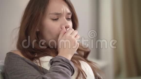 生病的女人在家打喷嚏少妇在卧室里打喷嚏咳嗽视频的预览图