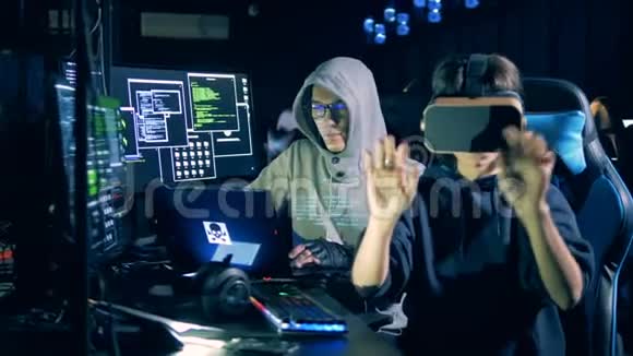 网络犯罪和黑客概念女人在黑客电脑时戴着VR眼镜关门了视频的预览图