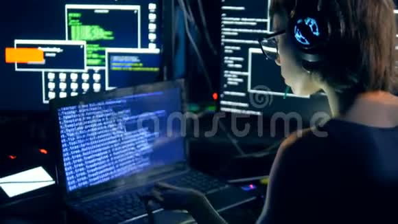 女孩在笔记本电脑上打字黑客系统网络犯罪和黑客概念视频的预览图