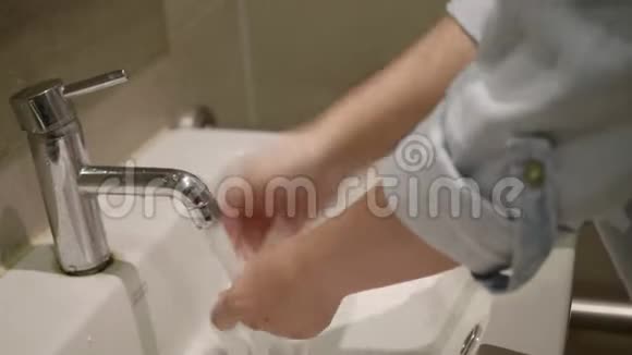 女人用水龙头里的水洗手视频的预览图