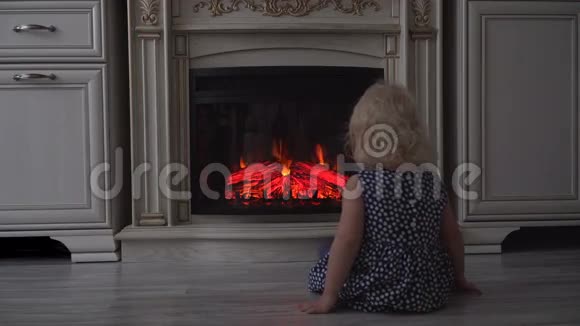 孩子看着火视频的预览图