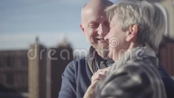 一对老年夫妇站在户外成熟的已婚夫妇在阳光下交流家庭关系视频的预览图