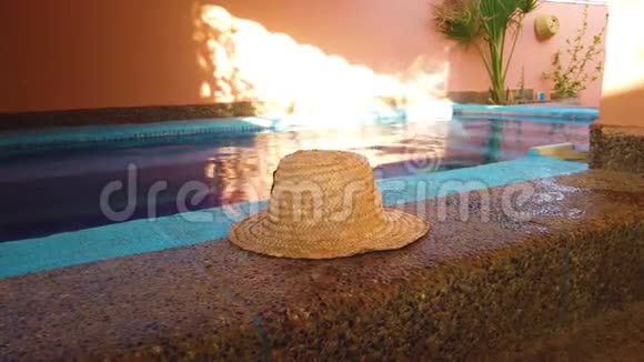一个躺在小水池边上的草帽的4K视频这是一个典型的摩洛哥式游泳池视频的预览图