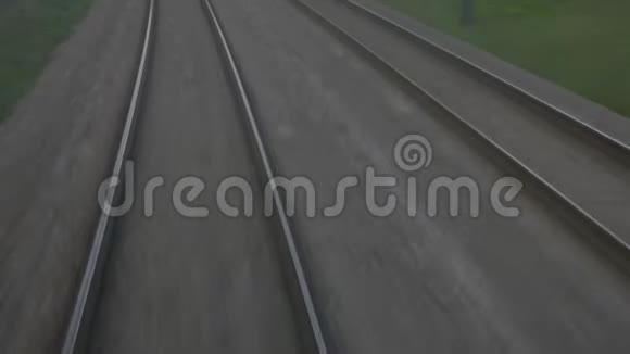高速列车在铁路上运行视频的预览图