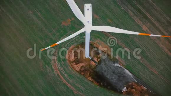 无人机飞行非常接近工作风车涡轮与红色条纹替代生态能源的概念视频的预览图