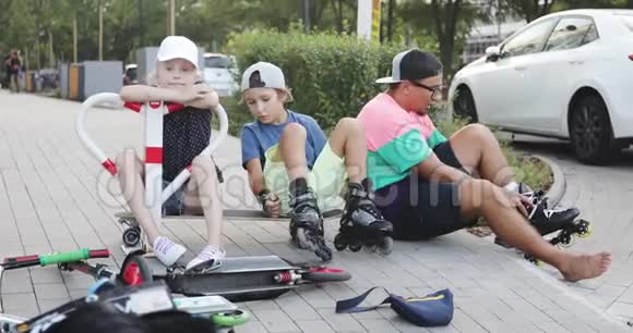 一家人在滚轮和滑板车上散步后休息视频的预览图