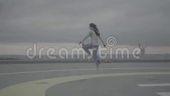 年轻女孩踩着高跟鞋跑慢动作slog未分级视频的预览图