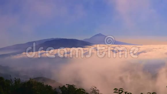 火山峰带云视频的预览图