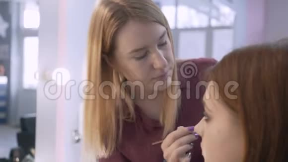 两个女人在画框里情绪活跃的视频与相机运动专业化妆师在一个视频的预览图