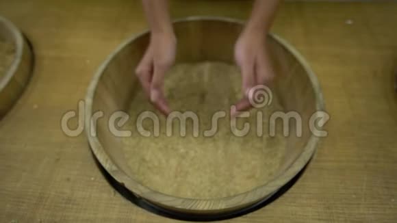 4K双手紧握收获的健康水稻控制品质视频的预览图