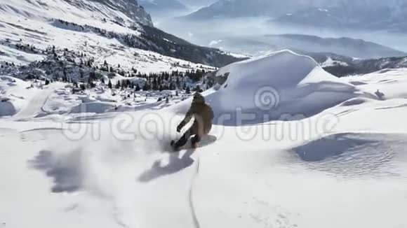 滑雪板女孩粉末喷雾越野4k视频的预览图