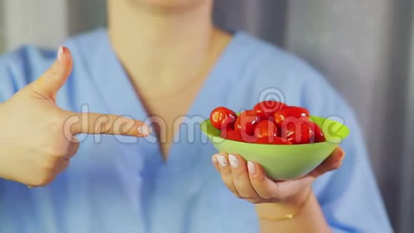 在女人手樱桃番茄一只手指着他们视频的预览图