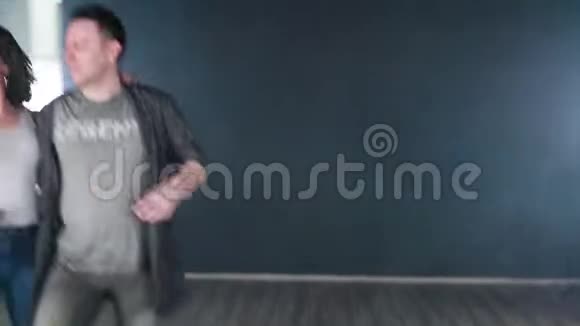 一对夫妇在一个专业的工作室里跳舞的动态体操镜头视频的预览图