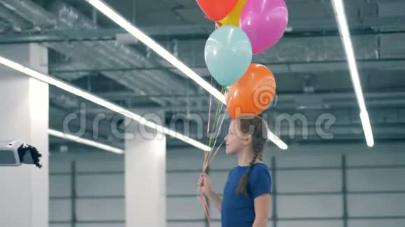 小女孩正把气球送给一个像人类一样的赛博德视频的预览图