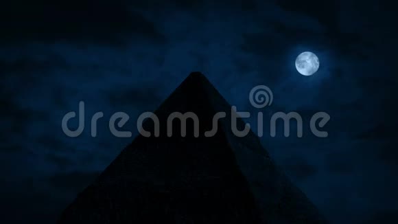金字塔顶端有月亮在夜晚视频的预览图