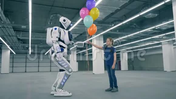 机器人把气球给女孩然后摸她的手视频的预览图