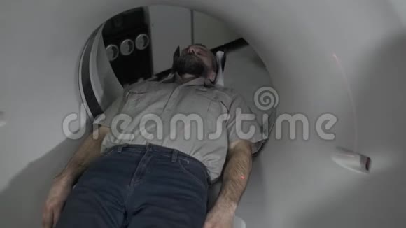 X射线过程中男性患者在CT或MRI扫描机上吊车射击视频的预览图