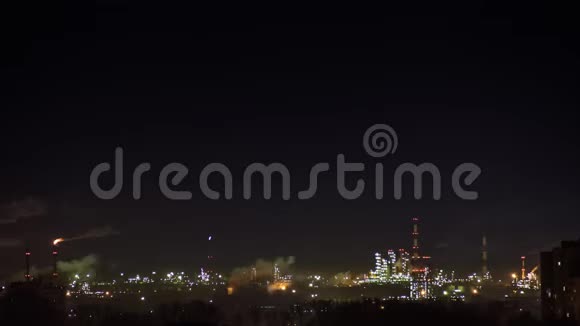 夜城工业区延时4k来自制造和燃烧气体管道的烟雾阿里亚居民住房视频的预览图
