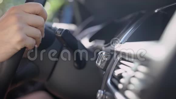 一个人摸着一个汽车方向盘一个商人正要去某个地方路坐车上班视频的预览图