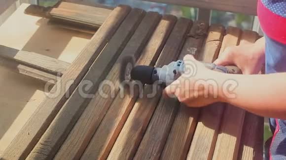 金属毛刷用磨砂嘴把手用于老化木材视频的预览图