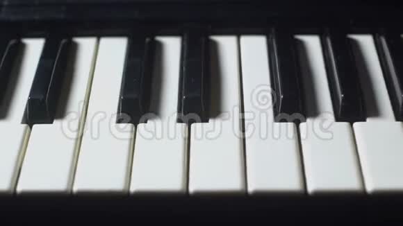 移动钢琴的琴键视频的预览图