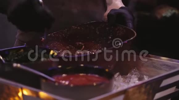 厨师把沙拉的原料混合在一起视频的预览图