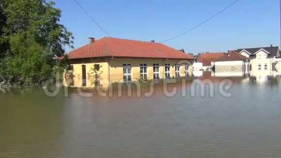 破坏性河流洪水和滑坡的后果泛滥的村庄房屋农场重雷事件后巴尔干仍处于洪水警报状态视频的预览图
