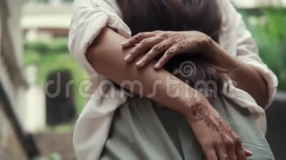女人手上的指甲花纹身视频的预览图