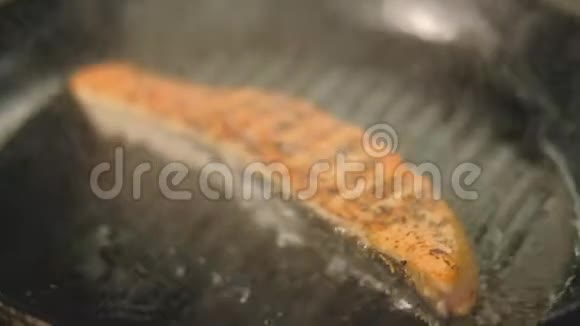 鱼粉烹饪法鳟鱼片煎炸法视频的预览图
