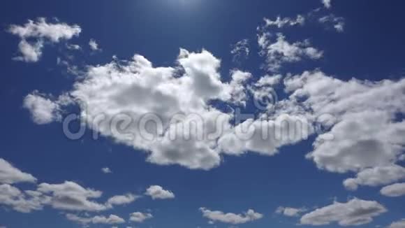 时间流逝4K阳光透过白云在蓝天背景美丽的积云快速移动视频的预览图